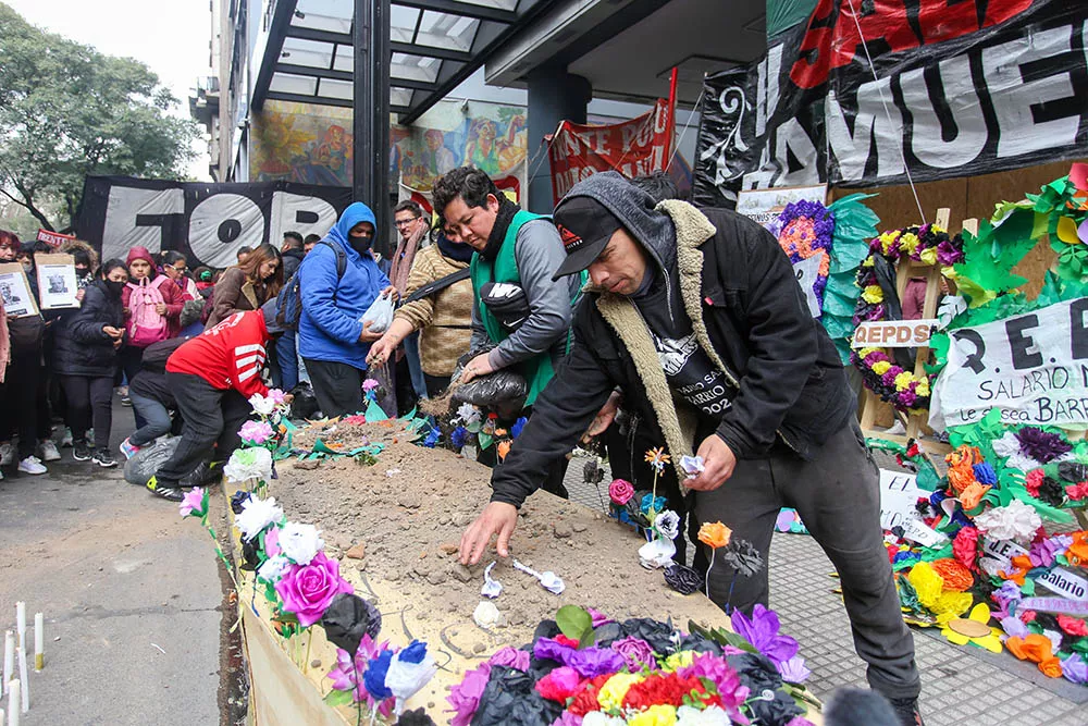 Organizaciones sociales velaron al salario a comienzos de esta semana con una marcha fúnebre que recorrió el centro de la Ciudad de Buenos Aires © NA