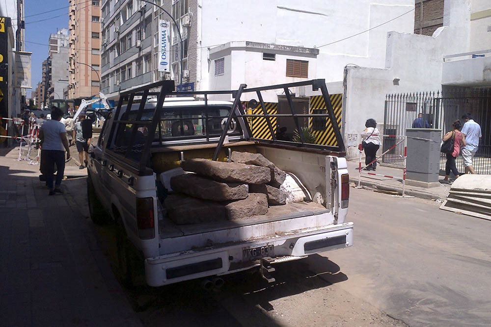 20 Camionetas que se llevan las piedras de los gigantes © FDPC