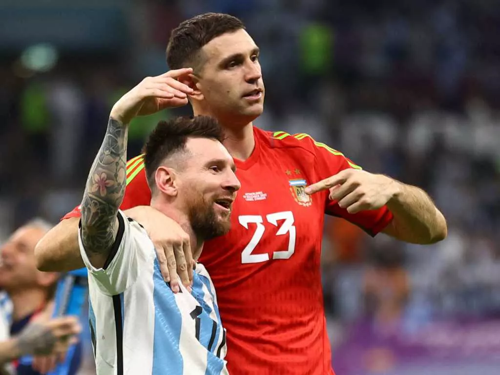 Dibu y Messi by NA