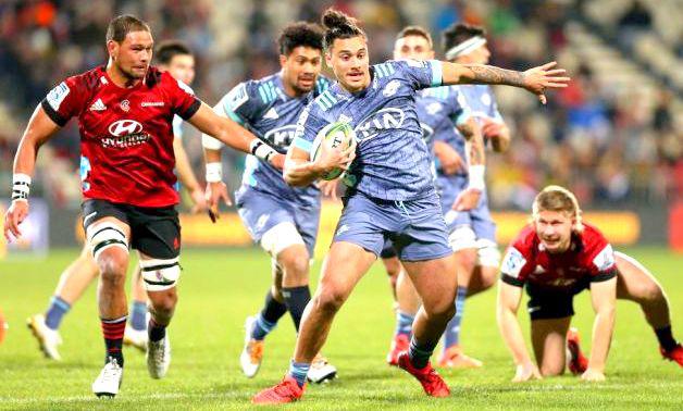 El centro Peter Umaga-Jensen rumbo al try de los Hurricanes a los Crusaders en el Orangetheory