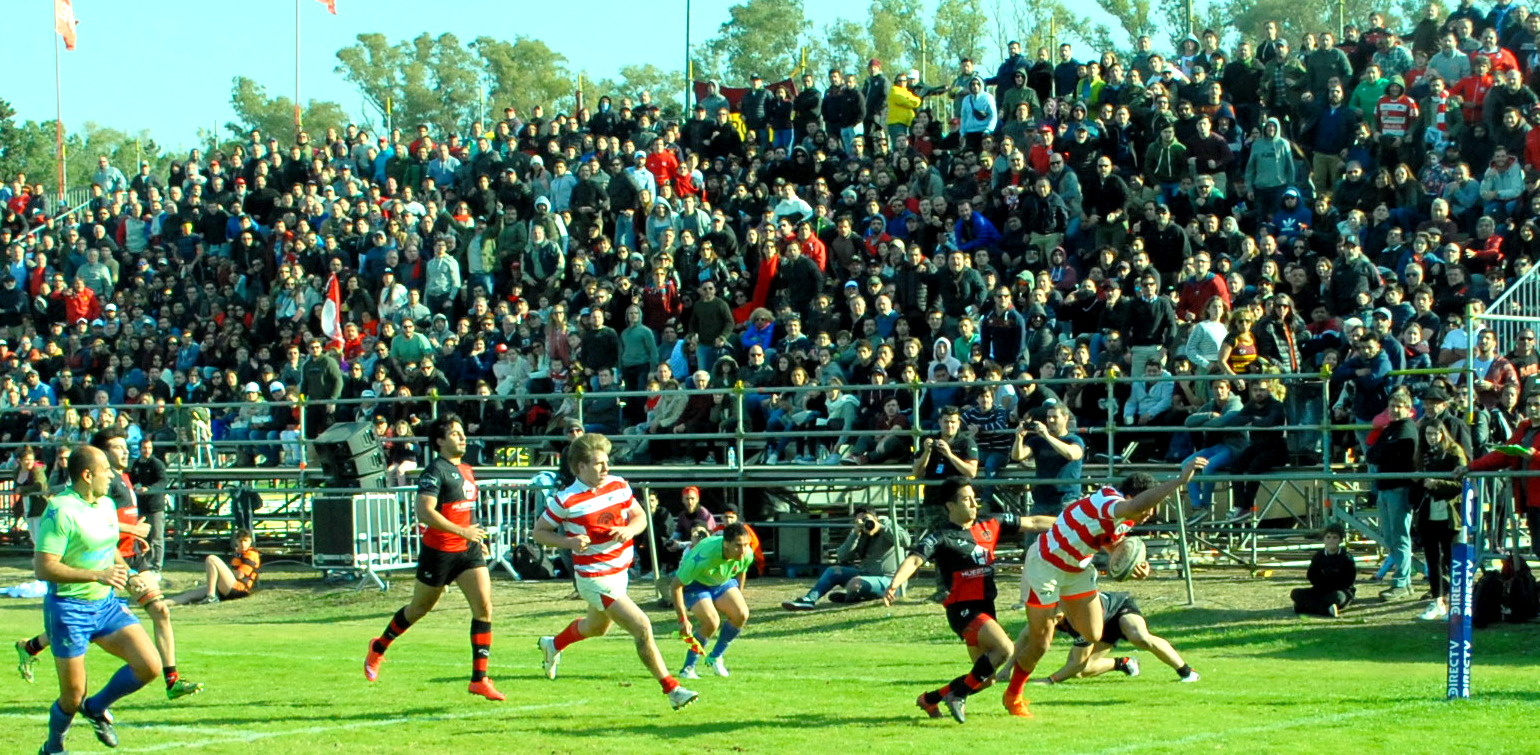 Martín Bogado rumbo al try del Jockey Club Córdoba