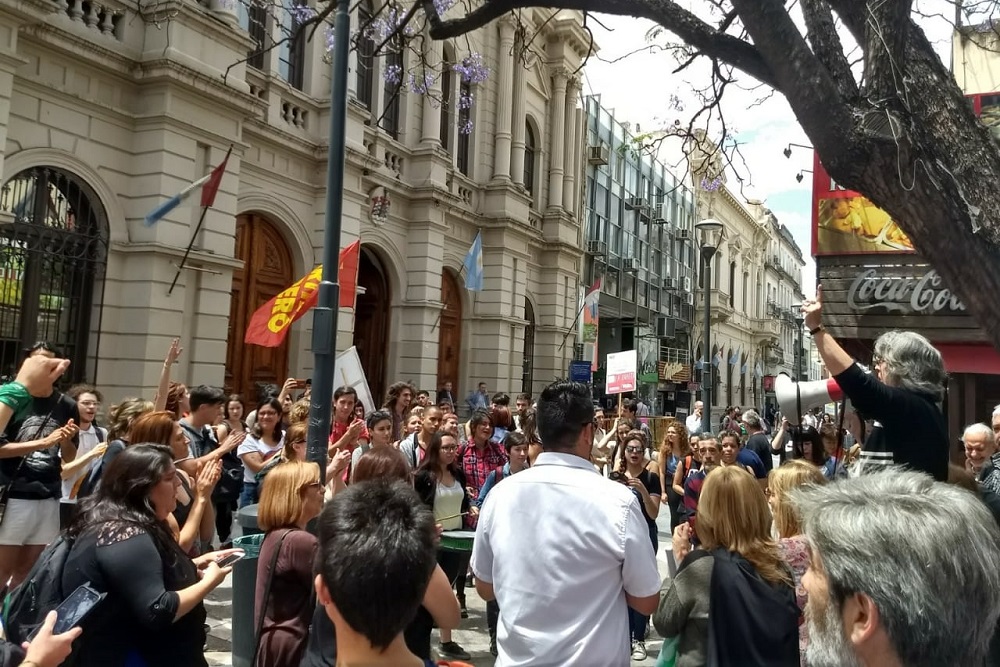 Abrazo Legislatura 2 by colectivo Más Democracia
