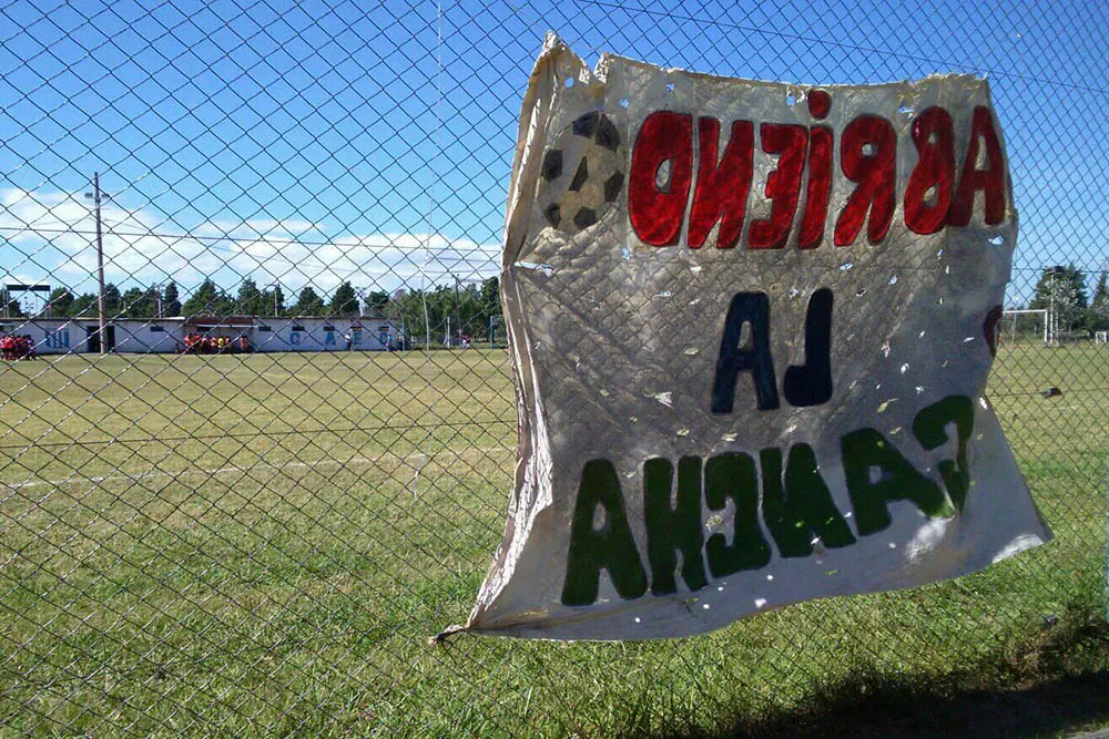 na foto de la bandera del colectivo Abriendo la cancha.