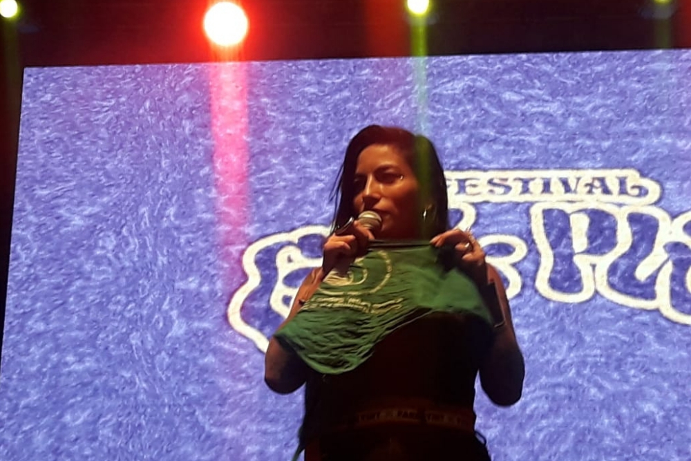 Ana Tijoux con el pañuelo de la campaña