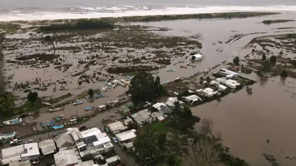 Aumentan a 13 las personas fallecidas por el temporal que azota a Chile thumbnail