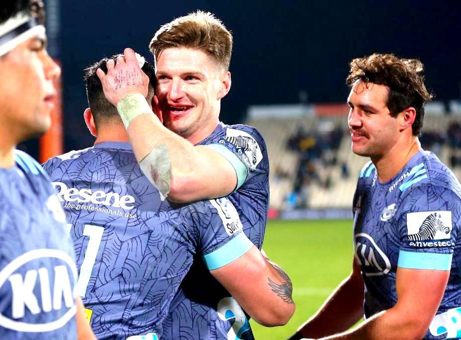 El full back All Black Jordie Barrett, fue el matador de los Crusaders embocando 5 penales y 2 conversiones.