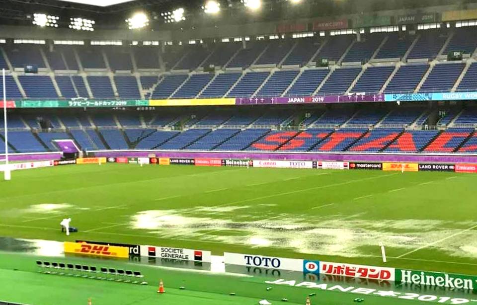 El campo de juego del International Yokohama Stadium en viernes de lluvia