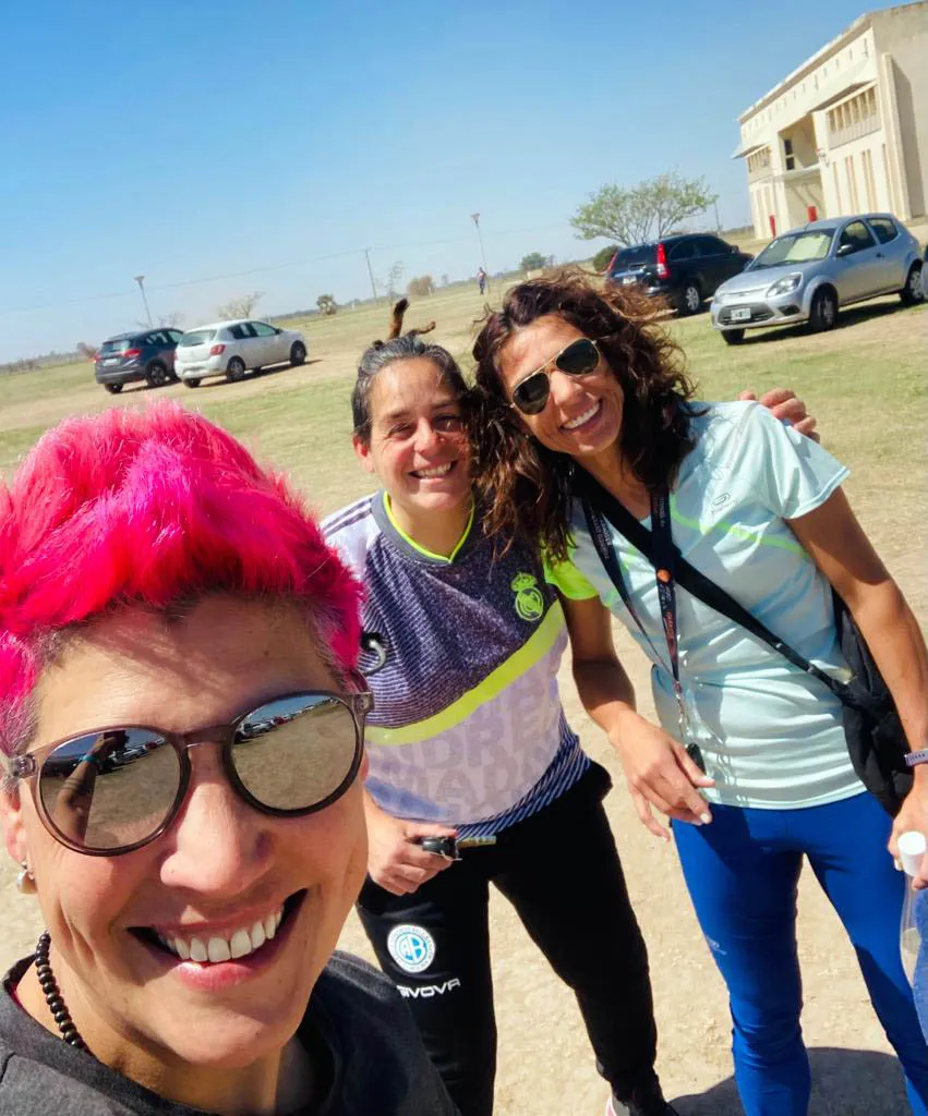 Flor, Pato y Nana Las tres chicas que van a dar el taller. esa foto se la sacaron a la salida del estabecimiento penitenciario