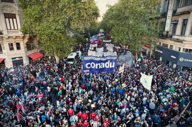 Docentes universitarios paran por 48 horas contra el gobierno de Milei por fondos y salarios thumbnail
