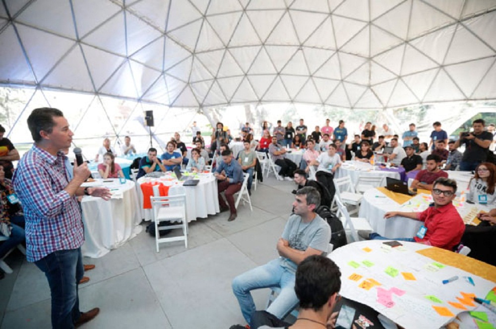 calvo hablando en hackatón parque de las tejas Foto Prensa Gobierno de Córdoba
