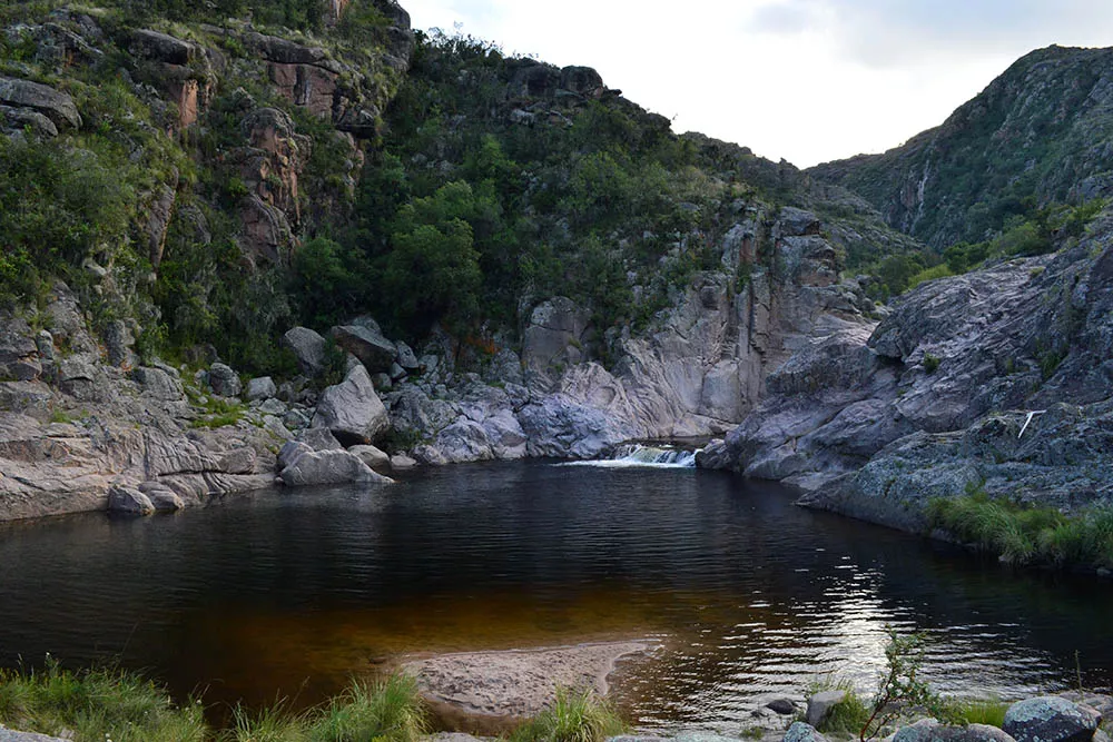 Las ollas del Yuspe en Cerro Blanco invitan a nadar