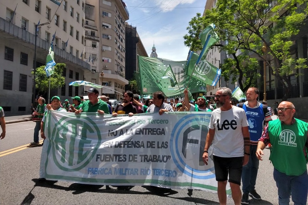 Marcha por Fabricaciones Militares Villa María by @agenciaCTA