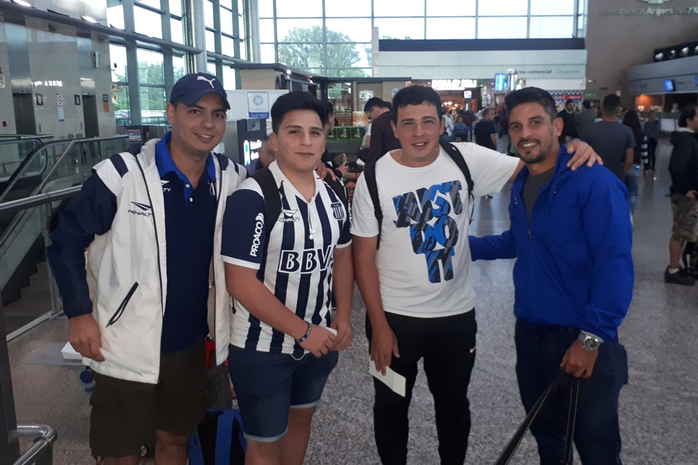 hinchas de talleres en aeropuerto (2)