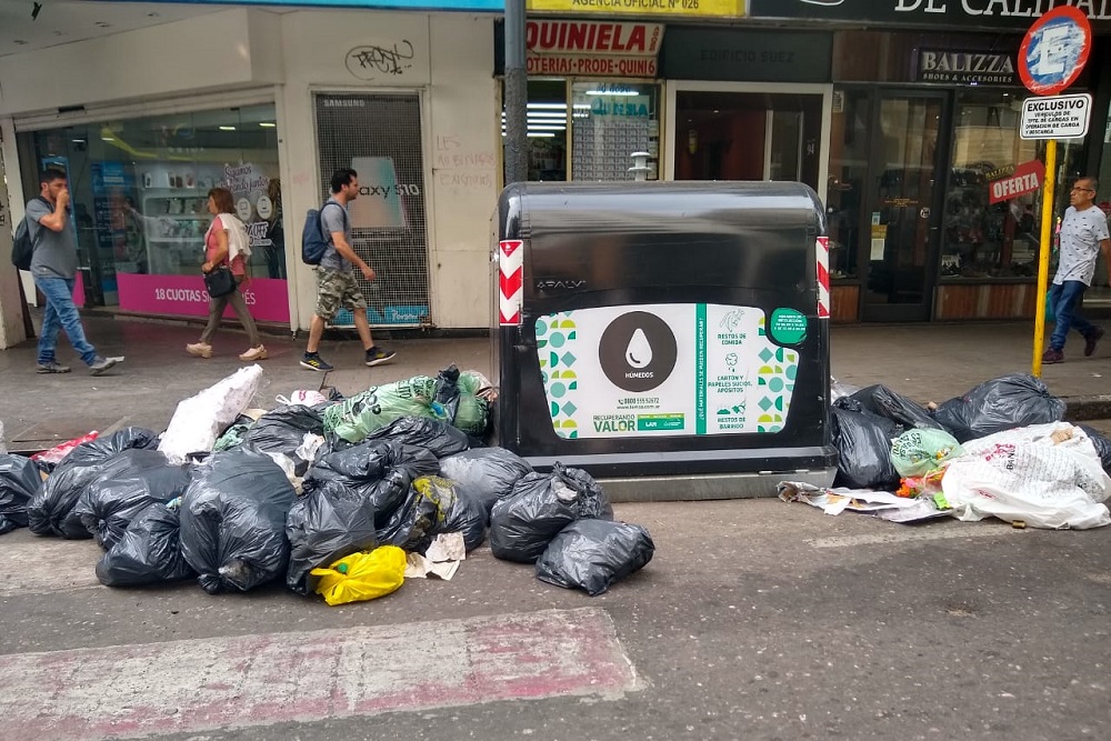 basura acumulada contenedor centro by Fabi LNM