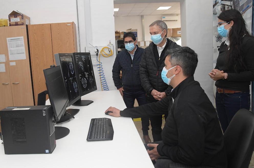 chiaretti junto al ministro de Salud, Diego Cardozo, visitó el laboratorio de bioingeniería en el marco del arribo de nueva aparatología