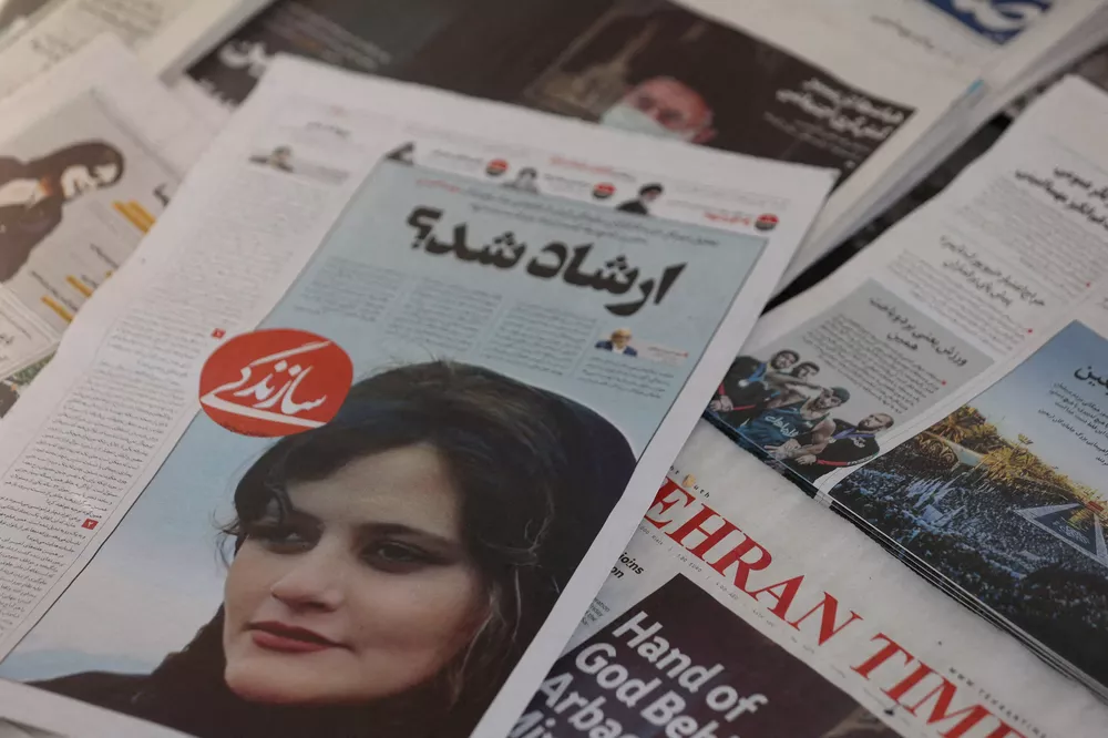 Diarios de Irán con Mahsa Amini en la portada (Reuters NA)
