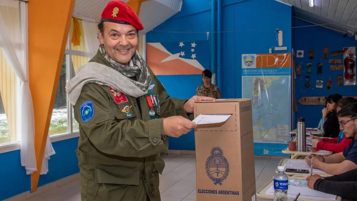 Ex ccombatiengte en balotaje by Telam