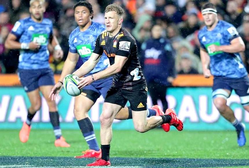 Full back All Black Damian MacKenzie busca ofensiva de los Chiefs ante los Blues en Auckland