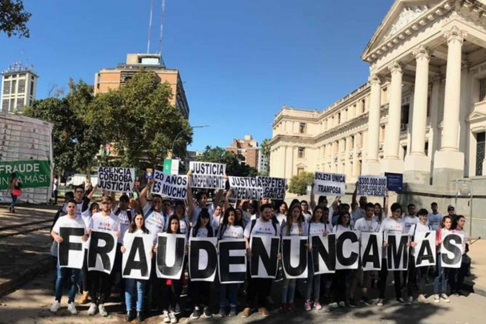 Juventud del Frente Civico frente el Palacio de Justicia