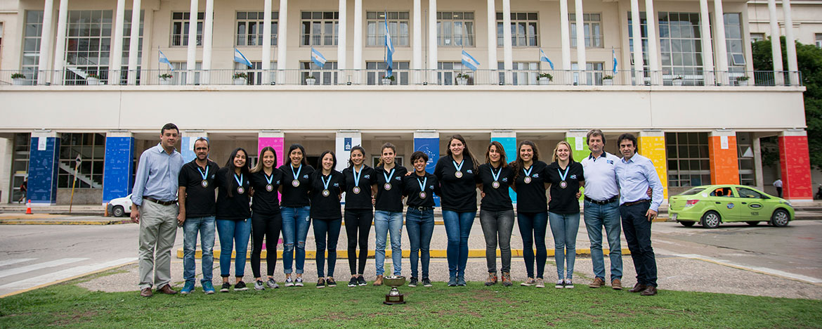 el equipo de rugby femenino de la UNC ganadora del nacional de clubes