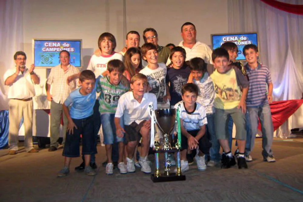 julian alvarez en calchin de niño junto a Juani Masera