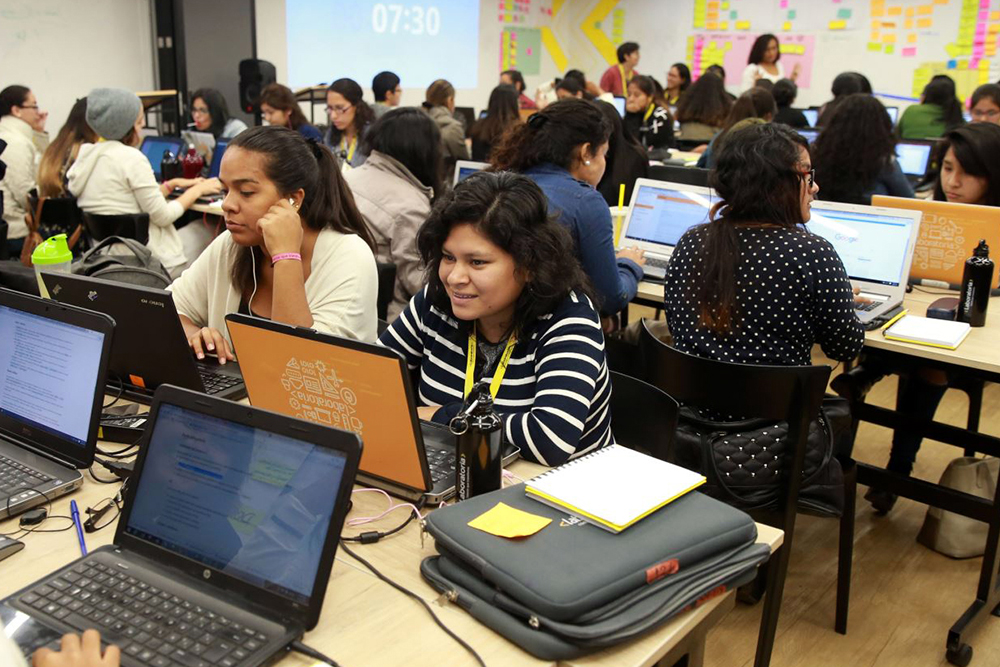 Mujeres trabajan