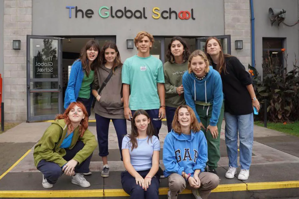 sofia junto a sus compañeros del colegio The Global School