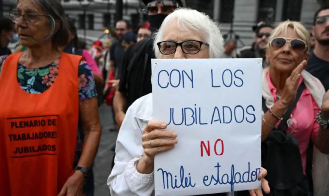 El ajuste no es para la casta: las jubilaciones mínimas perdieron 3,9 por ciento en octubre thumbnail