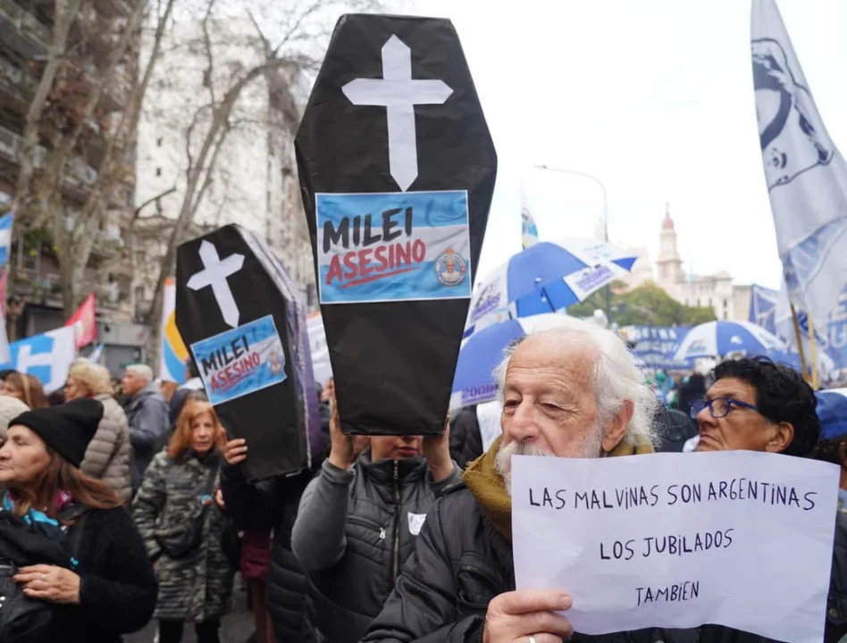 "Es necesaria la unidad": jubilados marcharon frente al Congreso junto a la CGT, las CTA y organizaciones thumbnail