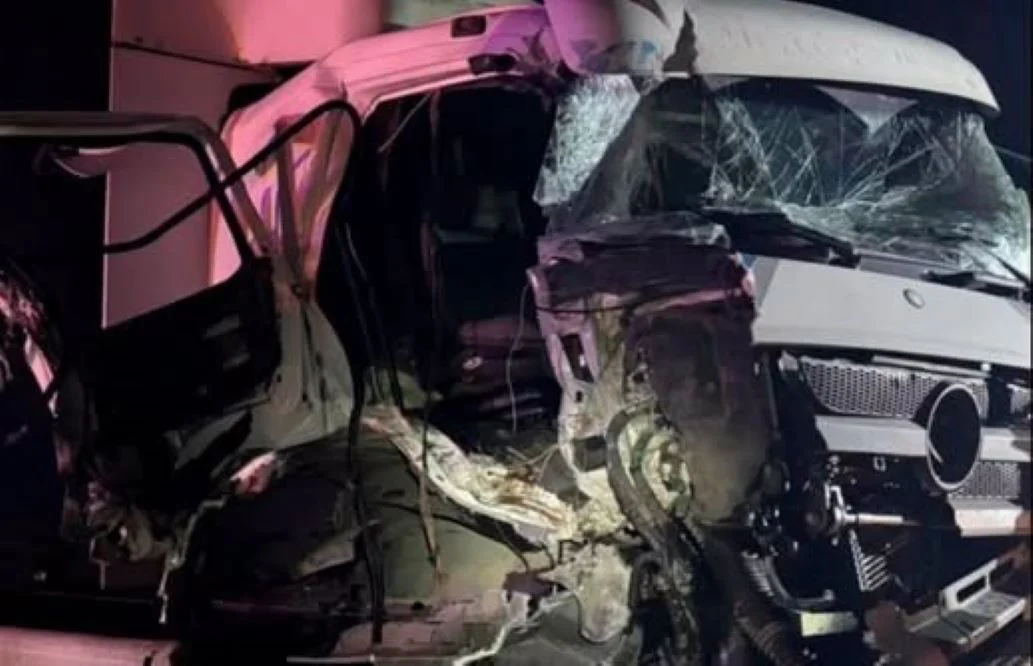 Chocaron dos camiones en la Autopista Córdoba-Rosario y sus conductores resultaron ilesos thumbnail