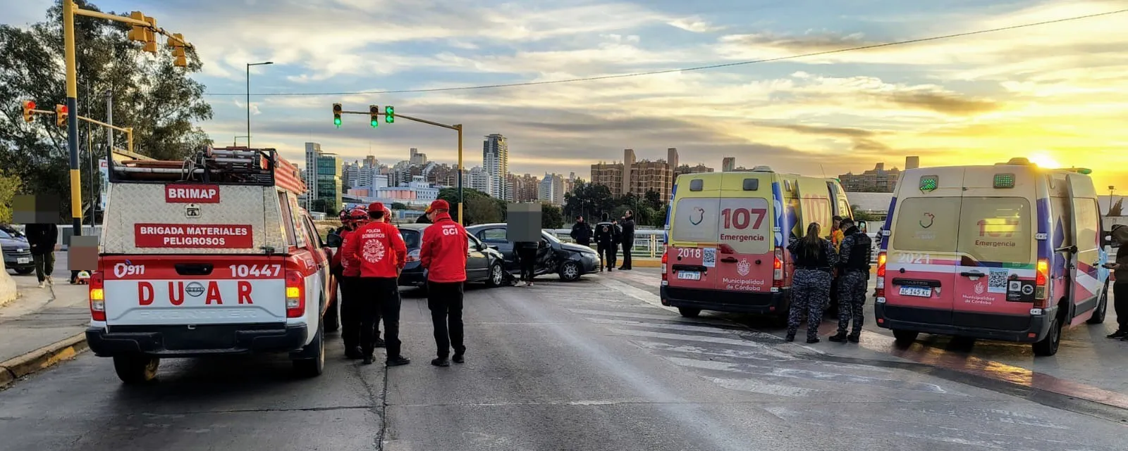 Violento choque en Costanera: una mujer fue rescatada de un auto y ...