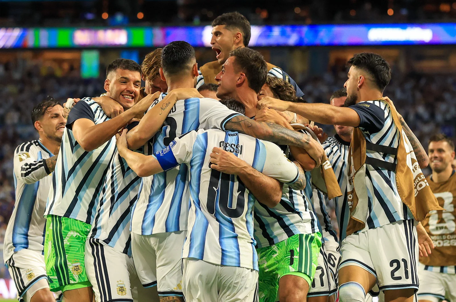 Sin feriado ni celebración, Milei organiza una recepción en Ezeiza para la Selección thumbnail