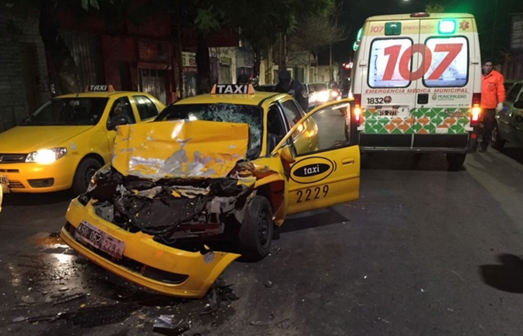 Un herido tras un choque entre un colectivo y un taxi en Juan B. Justo