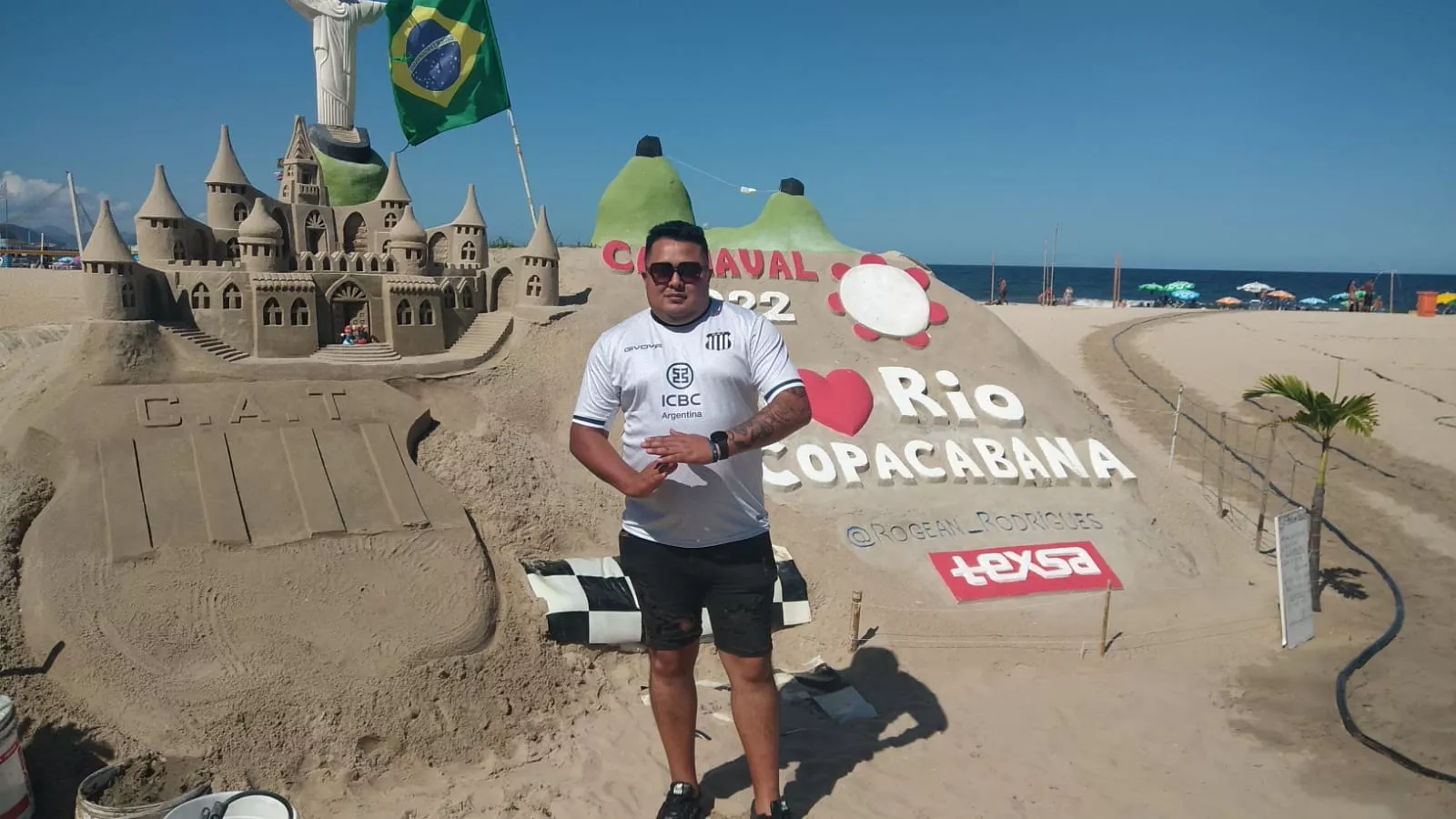 Se viene una escultura de arena de Talleres en Copacabana