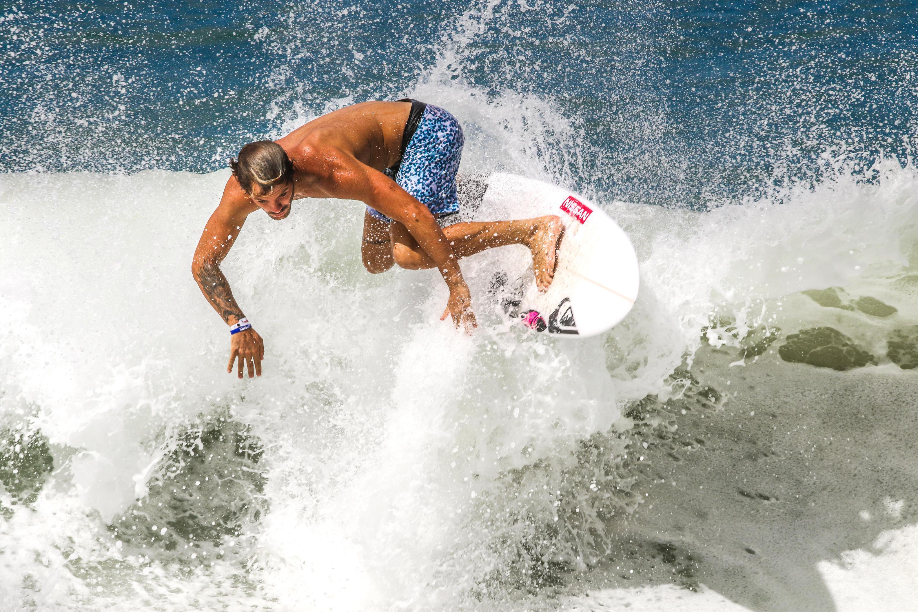 La aventura del mejor surfista argentino en Brasil