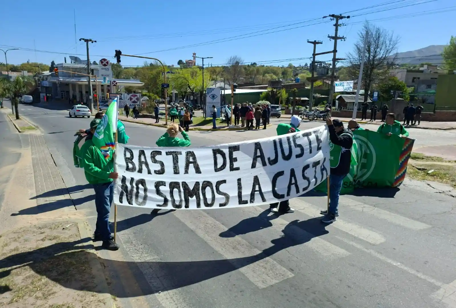 Crisis en la Obra Social de las FF.AA.: trabajadores de Residencia Serrana protestaron en La Falda thumbnail