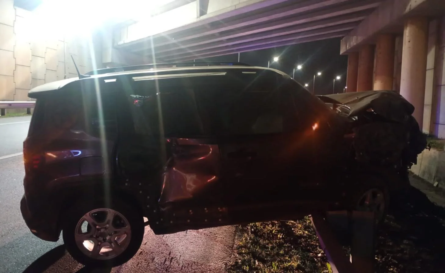 Una joven despistó en Circunvalación, cayó desde un puente y quedó incrustada contra el guardarraíl thumbnail