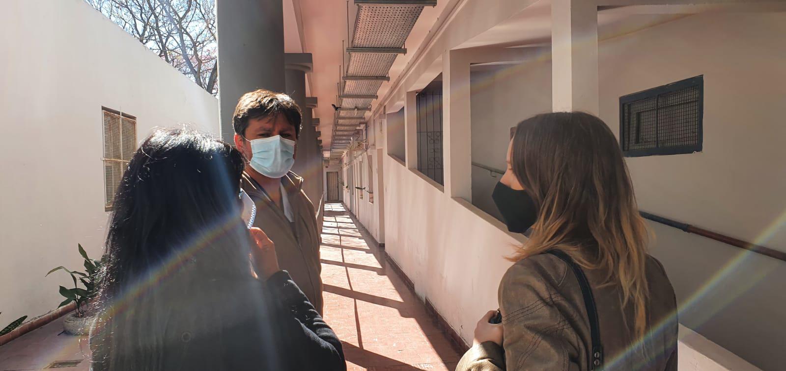 En el último día de campaña, Echavarría recorrió diferentes hospitales