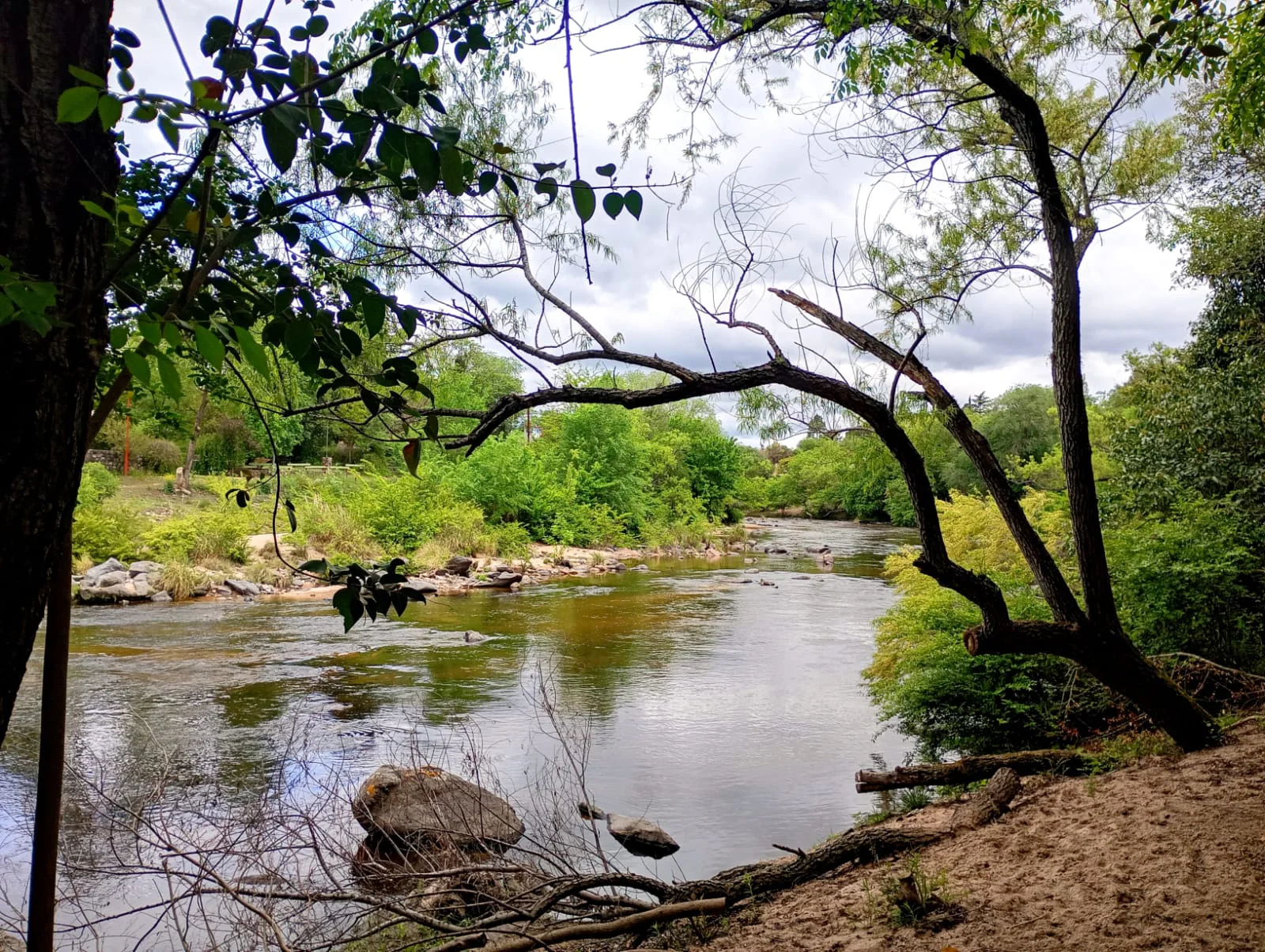 Caminar al oasis: el nuevo sendero que acompaña al río San Antonio en Tala Huasi thumbnail