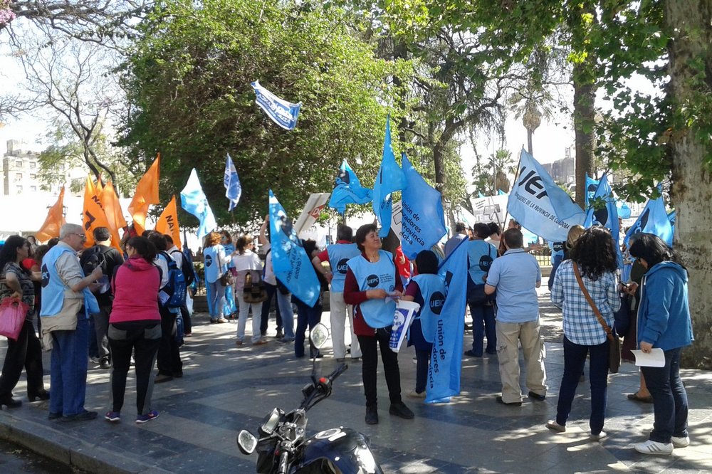 Estatales, junto a los gremios de salud y docentes, realizan un paro ...