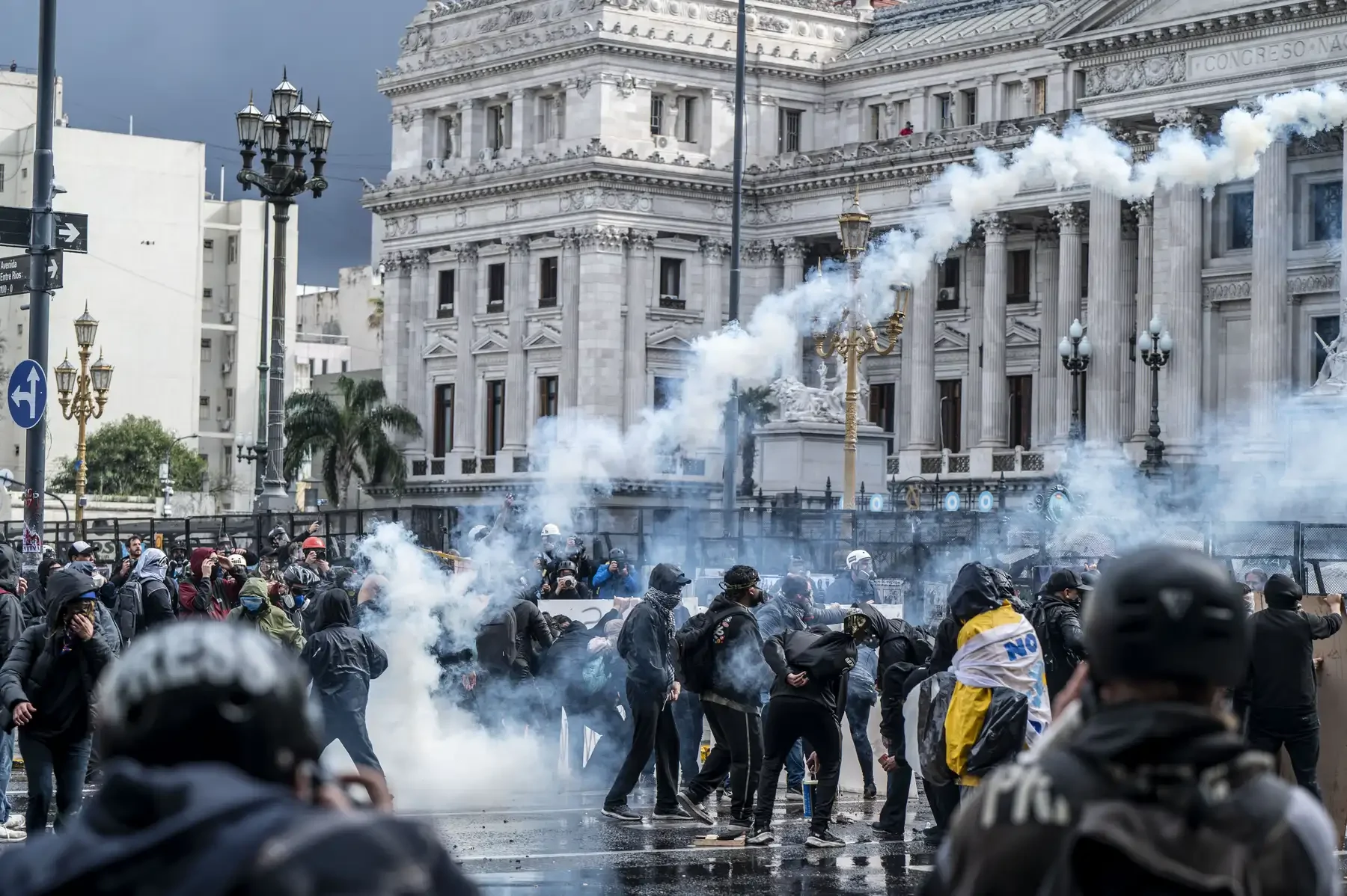 La fórmula de gobierno de Milei: lealtades compradas en el Congreso y represión a la ciudadanía thumbnail