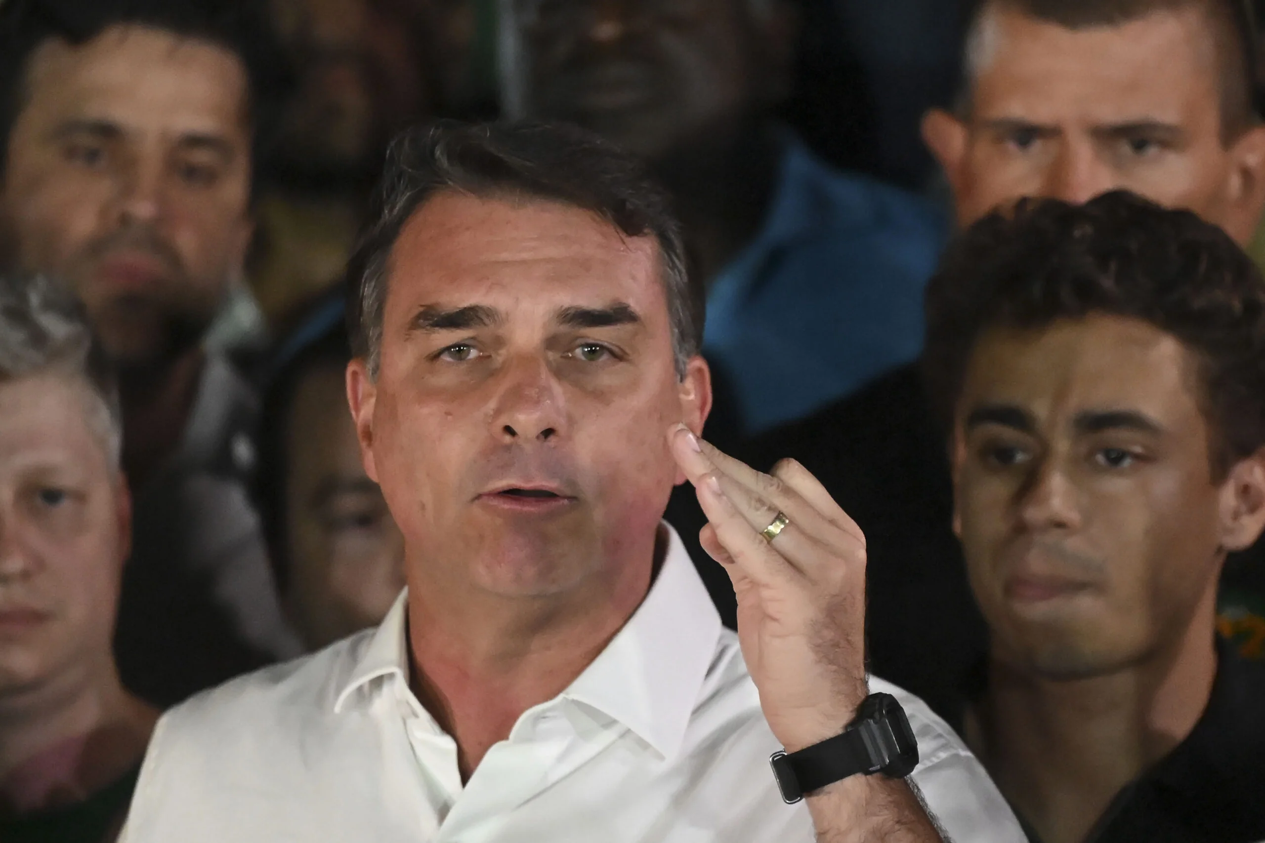 Un medio brasileño asegura que Flavio Bolsonaro viajó en avión a Estados Unidos thumbnail
