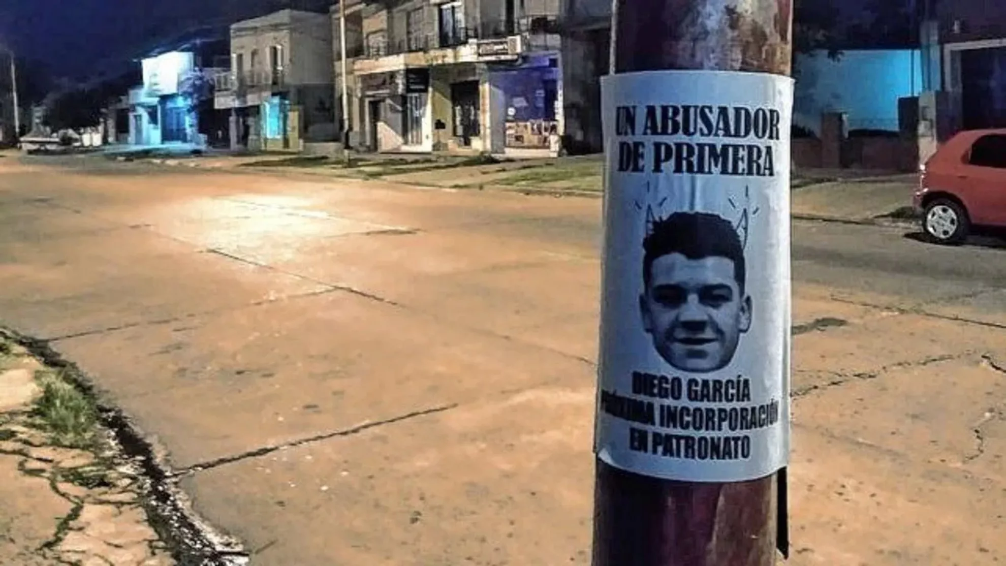 Escrache en Paraná en protesta por la llegada del ex Talleres Diego García
