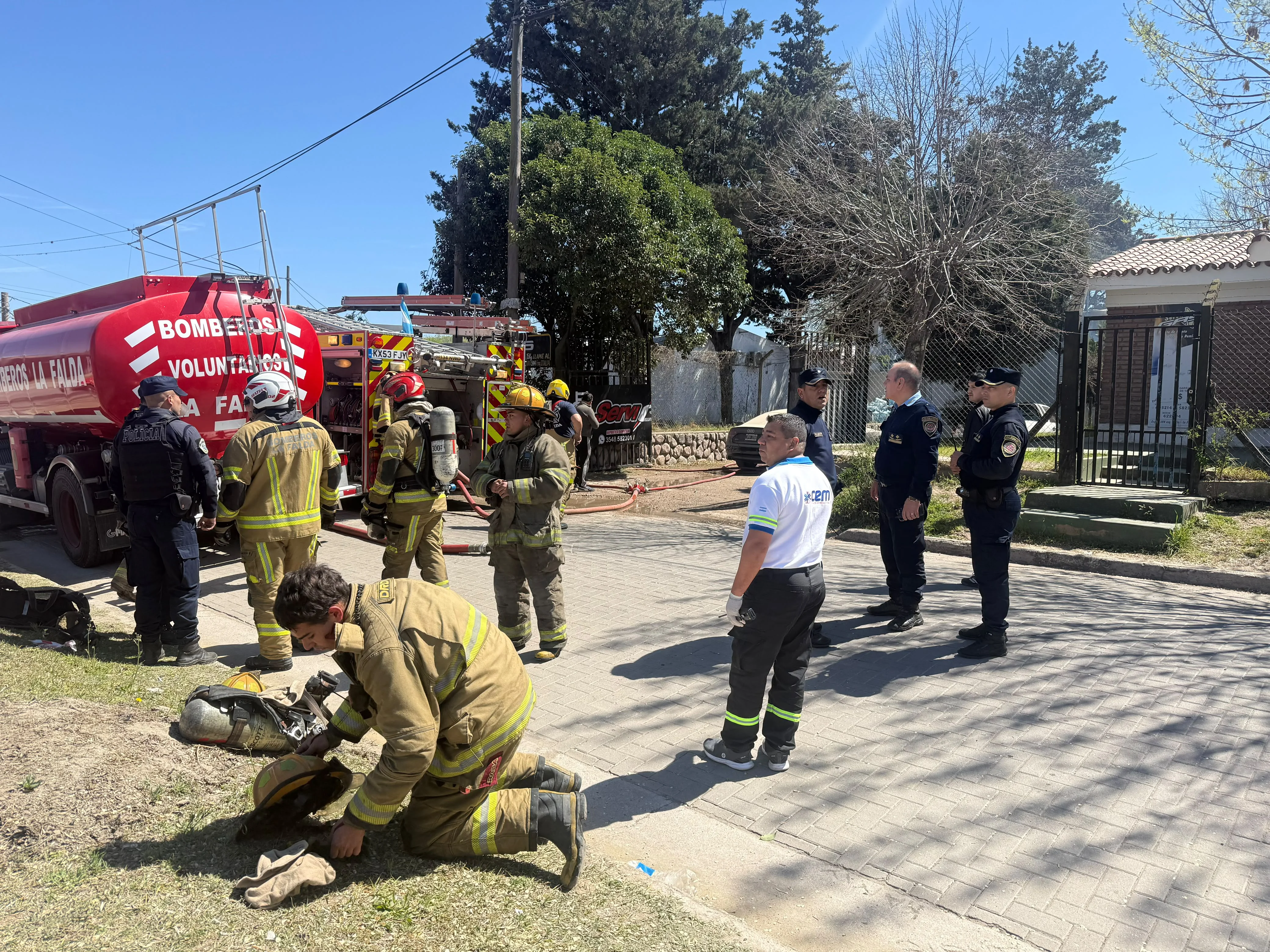 La Falda: bomberos sofocaron el incendio de una planta de gas y hay una persona lesionada thumbnail