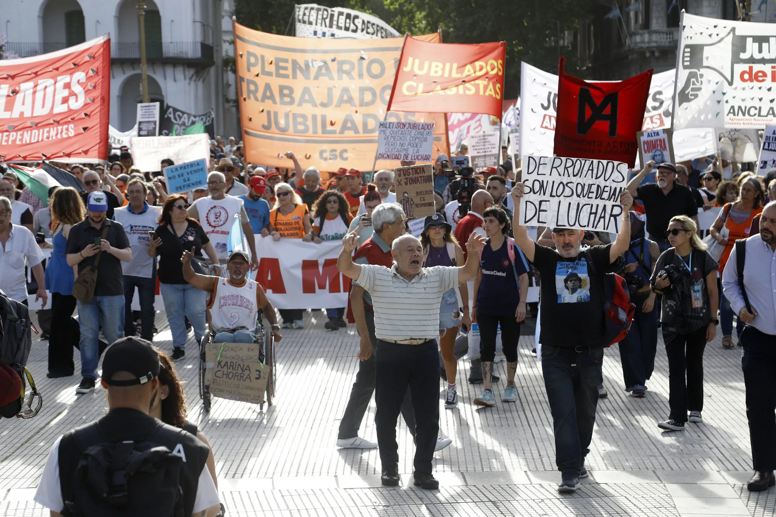 Los jubilados volvieron a marchar y entregaron un petitorio, demandando un haber mínimo de $1.250.000 thumbnail