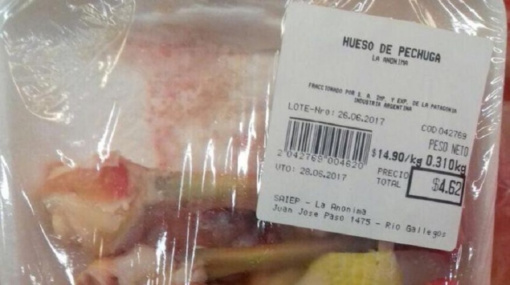 Polémica por el super que vende bandejas con huesos de pollo a $15 el kilo