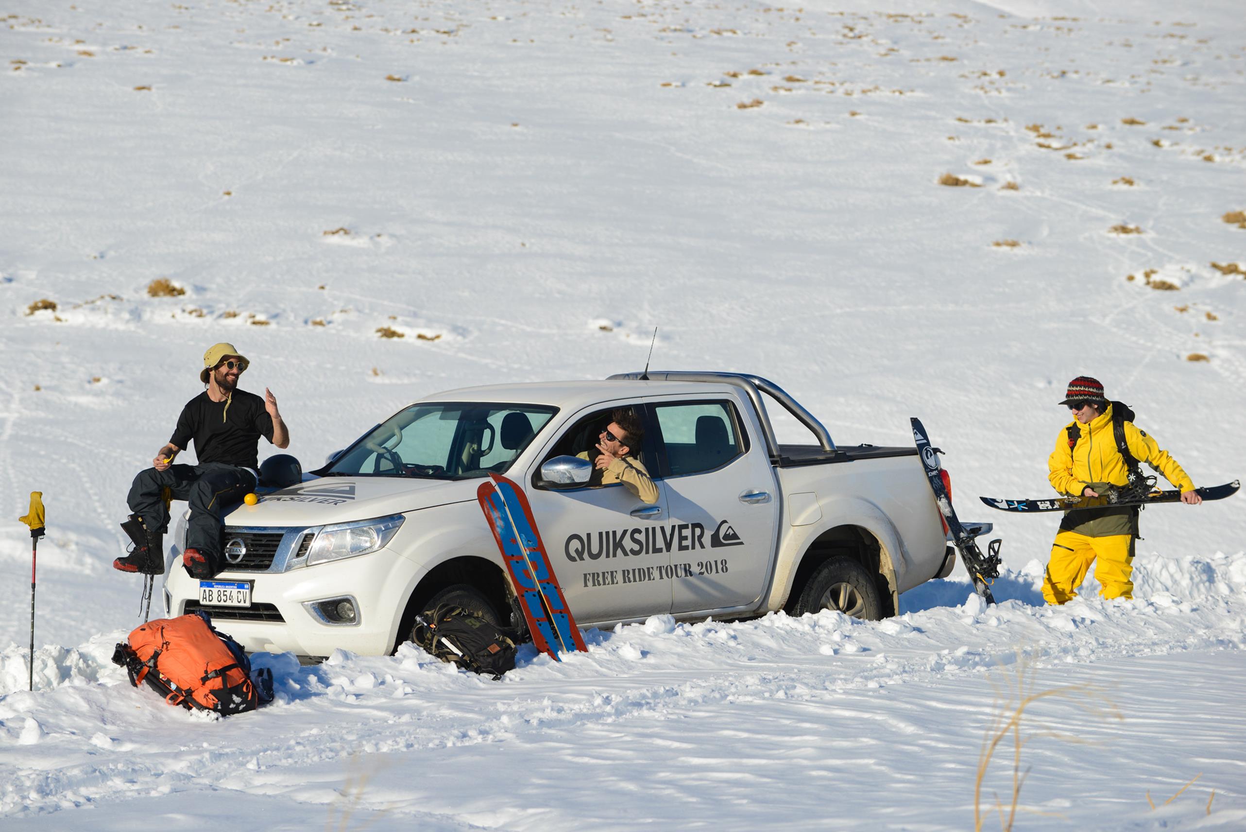 Travesía única en nieve: se deslizaron por calles, techos, cerros y hasta un volcán