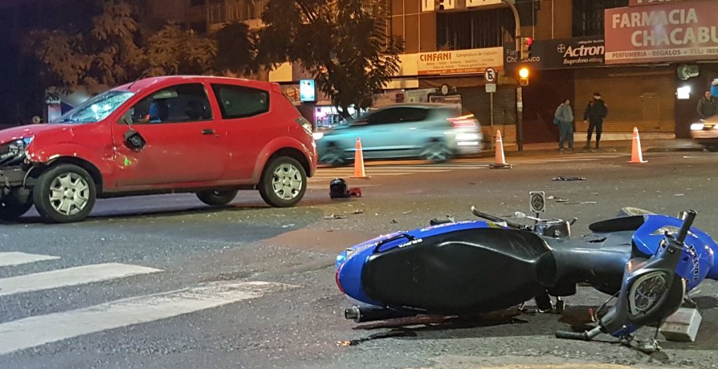 Dos motociclistas resultaron heridos tras un accidente en pleno Centro