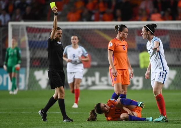 Amarilla futbol femenino arbitros gettyimages