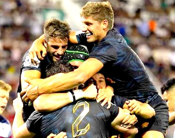 El centro cordobés Juan Cruz Mallía, el apertura tucumano Domingo Miotti y el hooker porteño Julián Montoya, celebran la victoria ante los Quuensland Reds australianos.